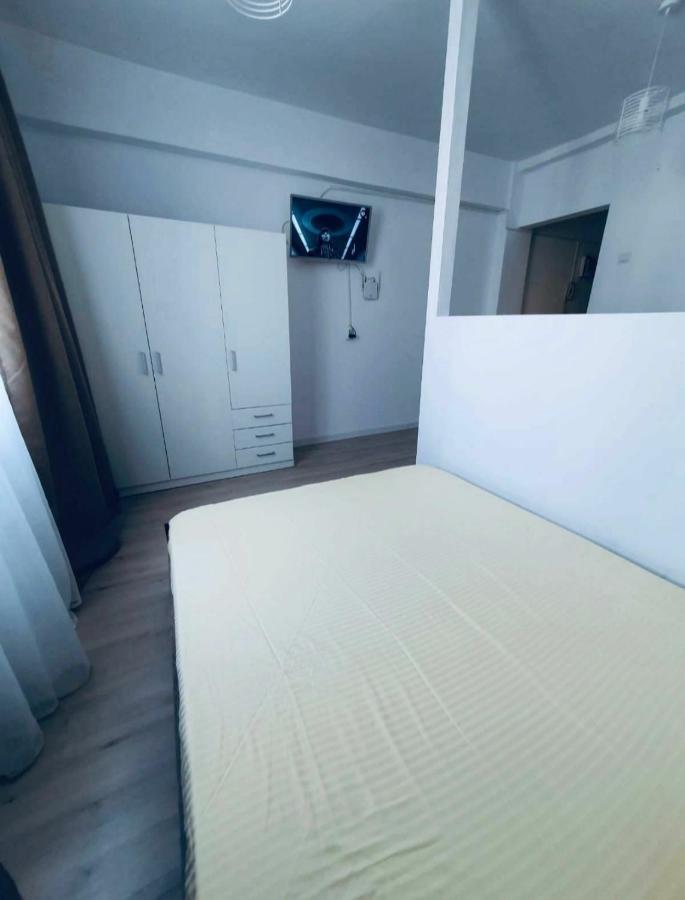 Garsoniera Craiova Centru Apartment Luaran gambar